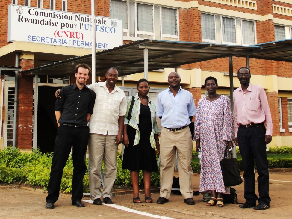 Ein Foto von einem kulturweit-Freiwilligem mit einer kleinen Gruppe von fünf Personen – vermutlich seine Kolleg*innen in Ruanda.