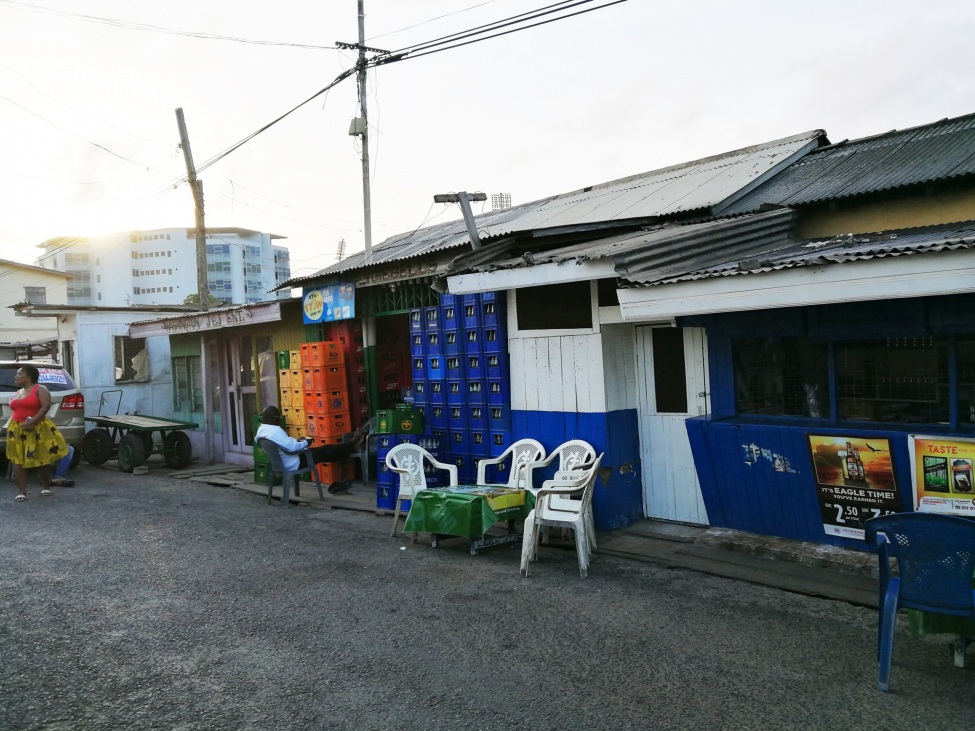 Ein Foto von einer Straße und einem kleinen Haus in Ghana.