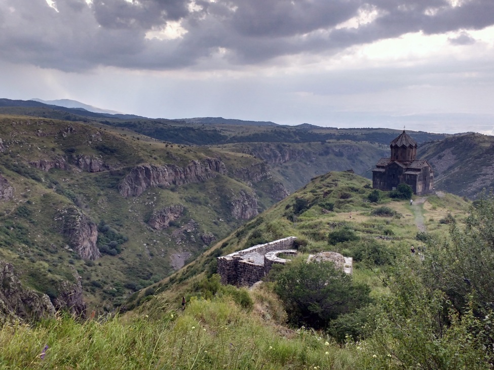 Die Burg Ambert in der Berglandschaft.