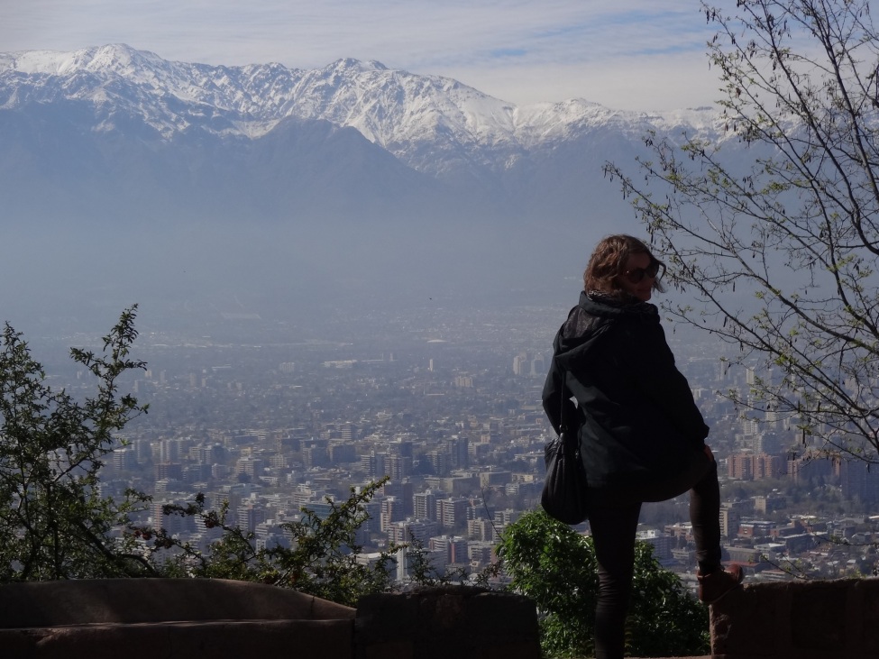 Ein Portraitfoto von der kulturweit-Freiwilligen vor einer Berglandschaft.