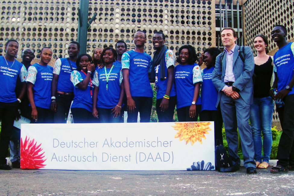 Ein Foto von einer Gruppe in vorwiegend blauen T-Shirts mit der Aufschrift "DAAD Kamerun".