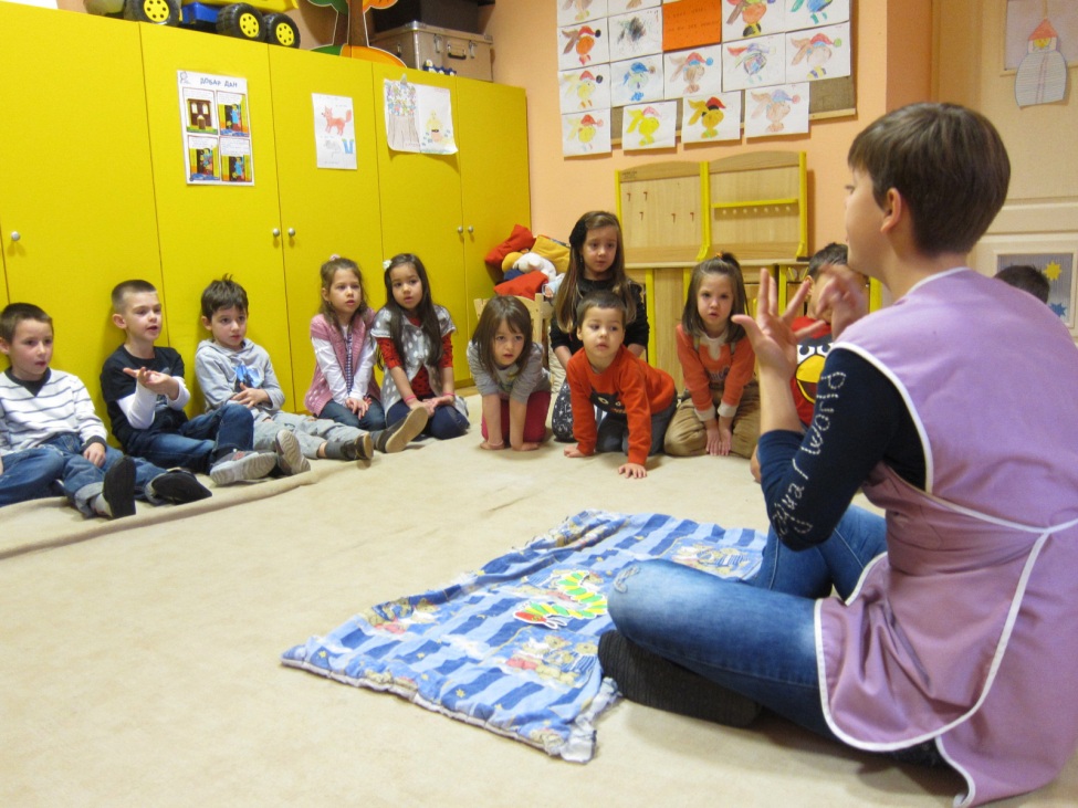 Ein Foto von der kulturweit-Freiwilligen, die mit einer Gruppe von Kleinkindern.