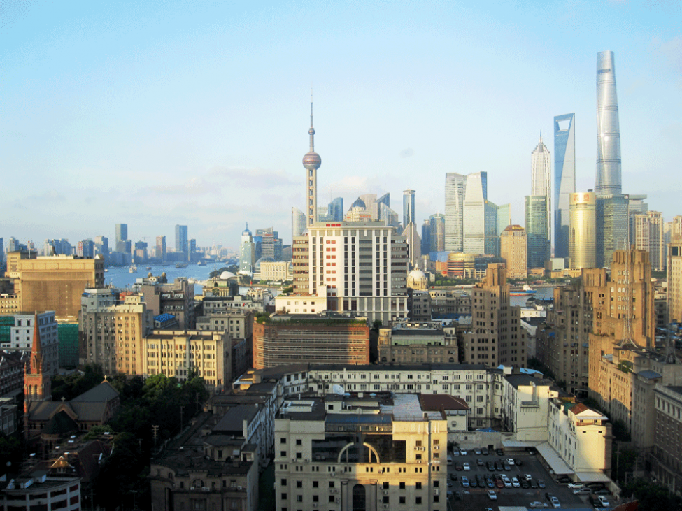 Ein Foto von der Stadt Shanghai, aufgenommen von einer Erhöhung.