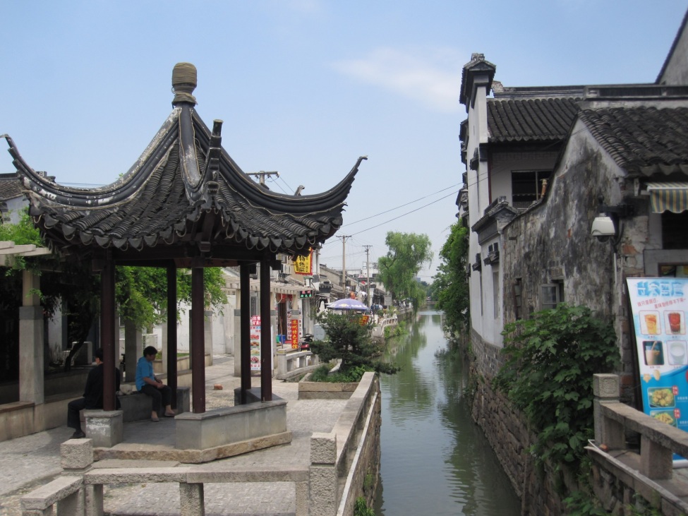 Ein Foto von traditionellen asiatischen Architekturen mit nach oben geschwungenen Dächern.