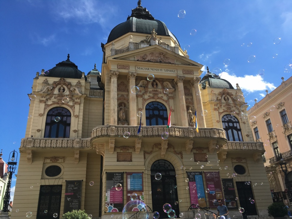 Ein Foto von einem repräsentativen alten Gebäude, vermutlich ein Theater oder ähnliches. 