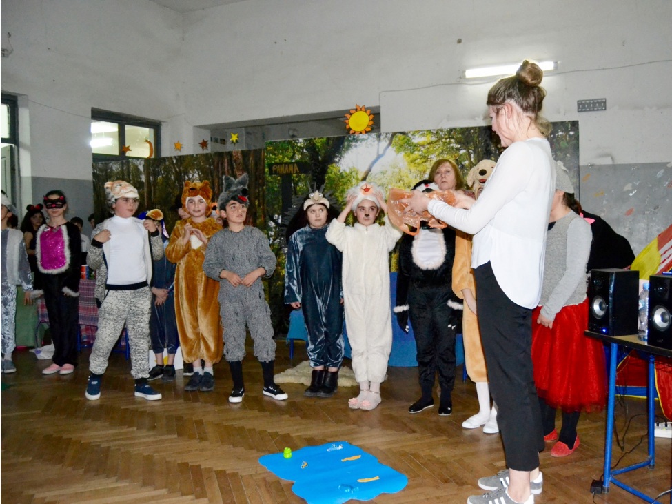 Ein Foto von einer Gruppe von kostümierten Kindern und einer Erwachsenen.