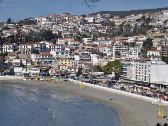 Ein Foto von einer Stadt am Meer.