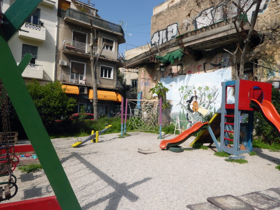 Ein Foto von einem Spielplatz in einem Hinterhof.