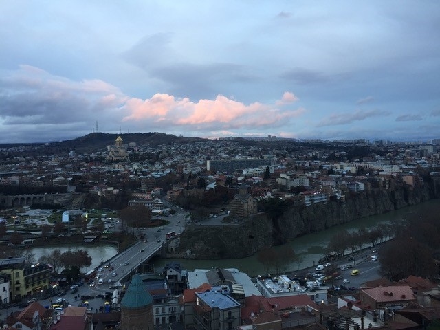 Eine Fotoaufnahme auf eine Stadt, durch die ein großer Fluß läuft.