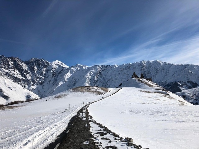 Ein Foto von einer schneebedeckten Berglandschaft.