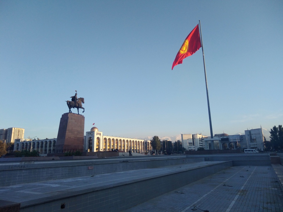 Ein Foto von Bischkek mit einer roten Flagge.