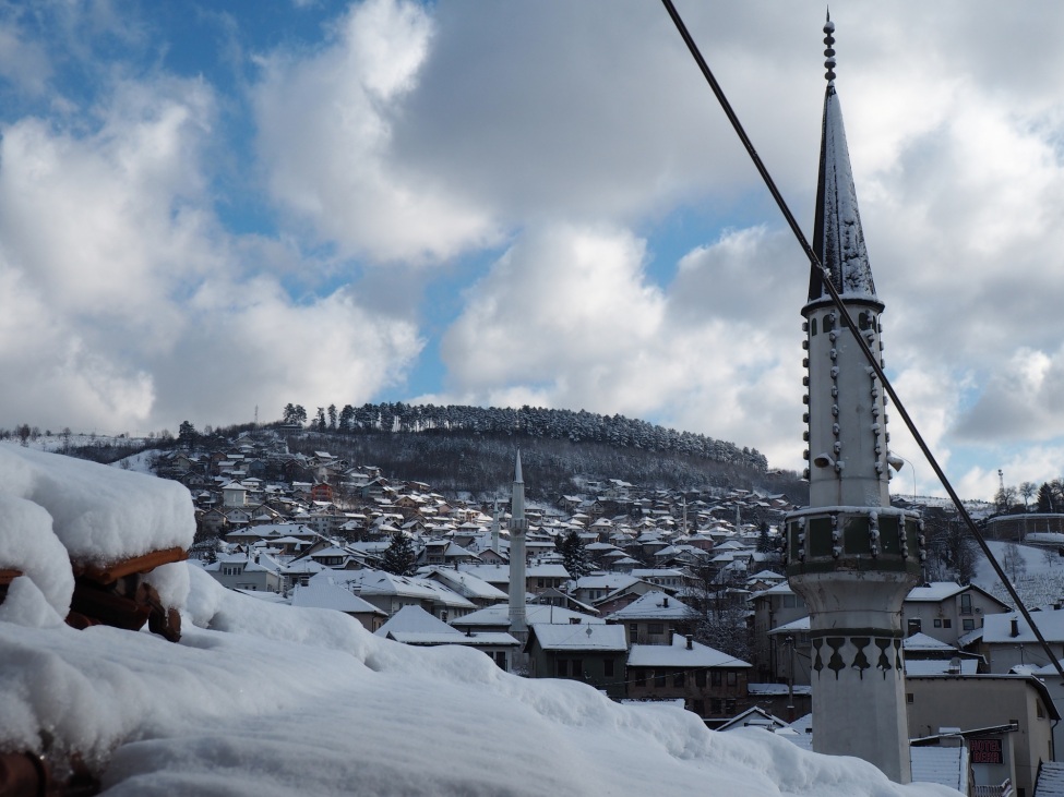 Ein Foto von einer zugeschneiten Stadt.