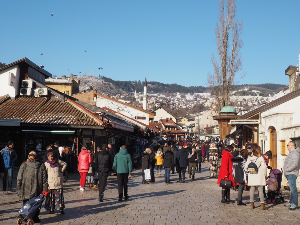 Ein Foto von einer Bergstadt.