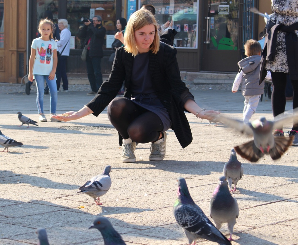 Ein Foto von der kulturweit-Freiwilligen mit Tauben.