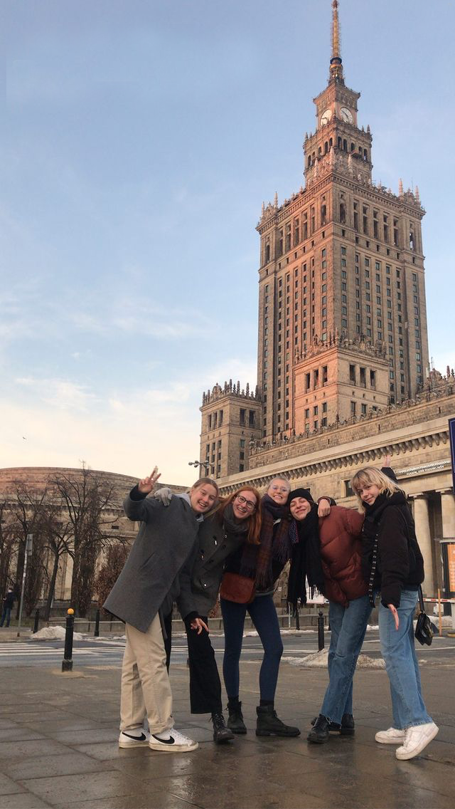 Ein Foto von einem Turm in einer Stadt.