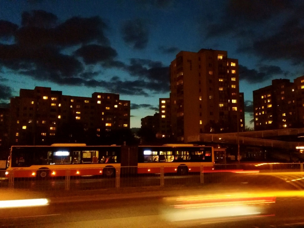 Ein Foto von einer Stadt im Dunkeln. 