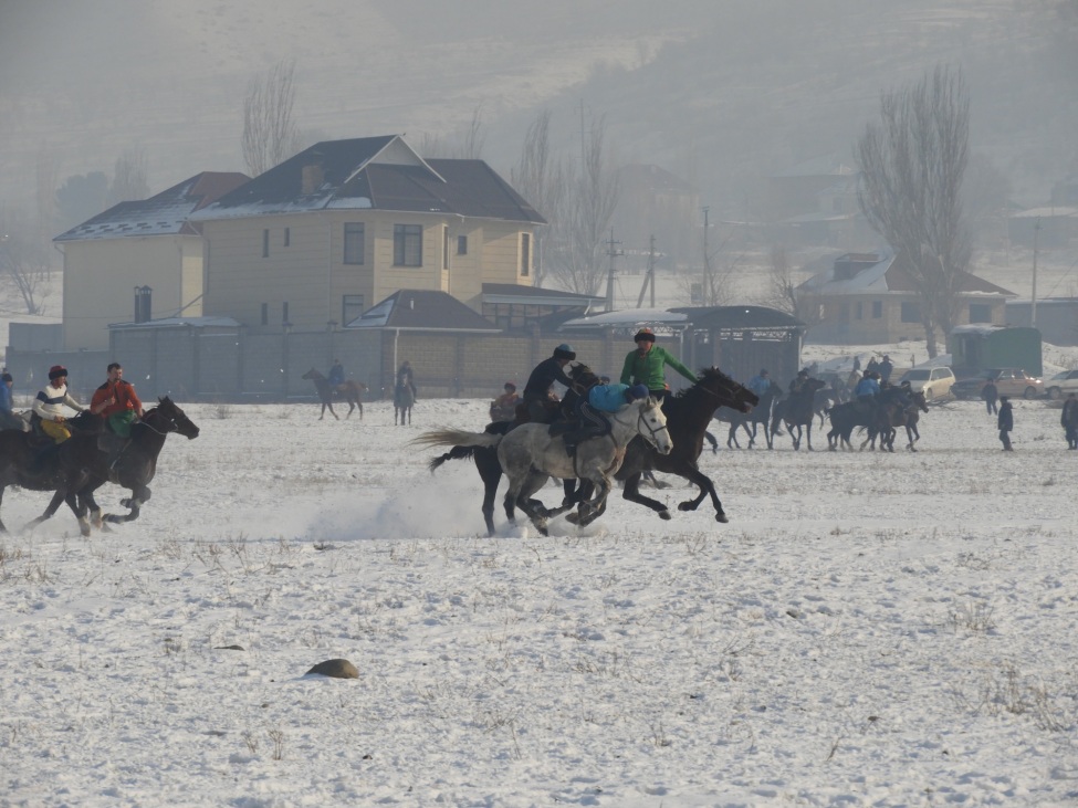 EIn Foto von Reitern in einer Schneelandschaft.