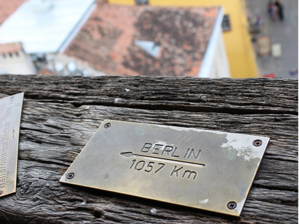 Ein Foto von einem Schild auf dem geschrieben steht: Berlin, 1057 Kilometer.