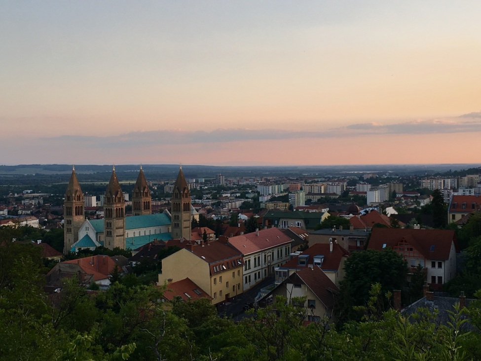 Ein Foto von einem Sonnenauf- oder untergang über einer Stadtlandschaft.