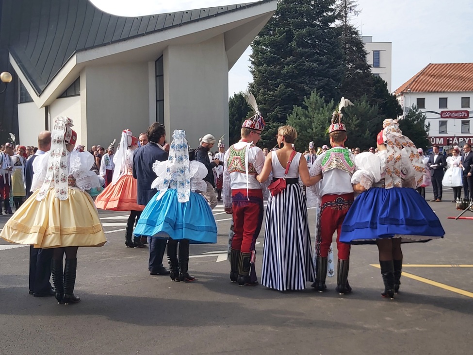 Ein Foto von Menschen in Trachten.