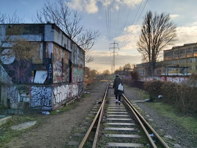 Ein Foto von einem Bahngleis.