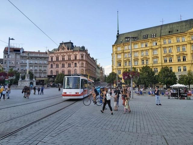 Ein Foto von einer Straßenbahn in der Stadt.