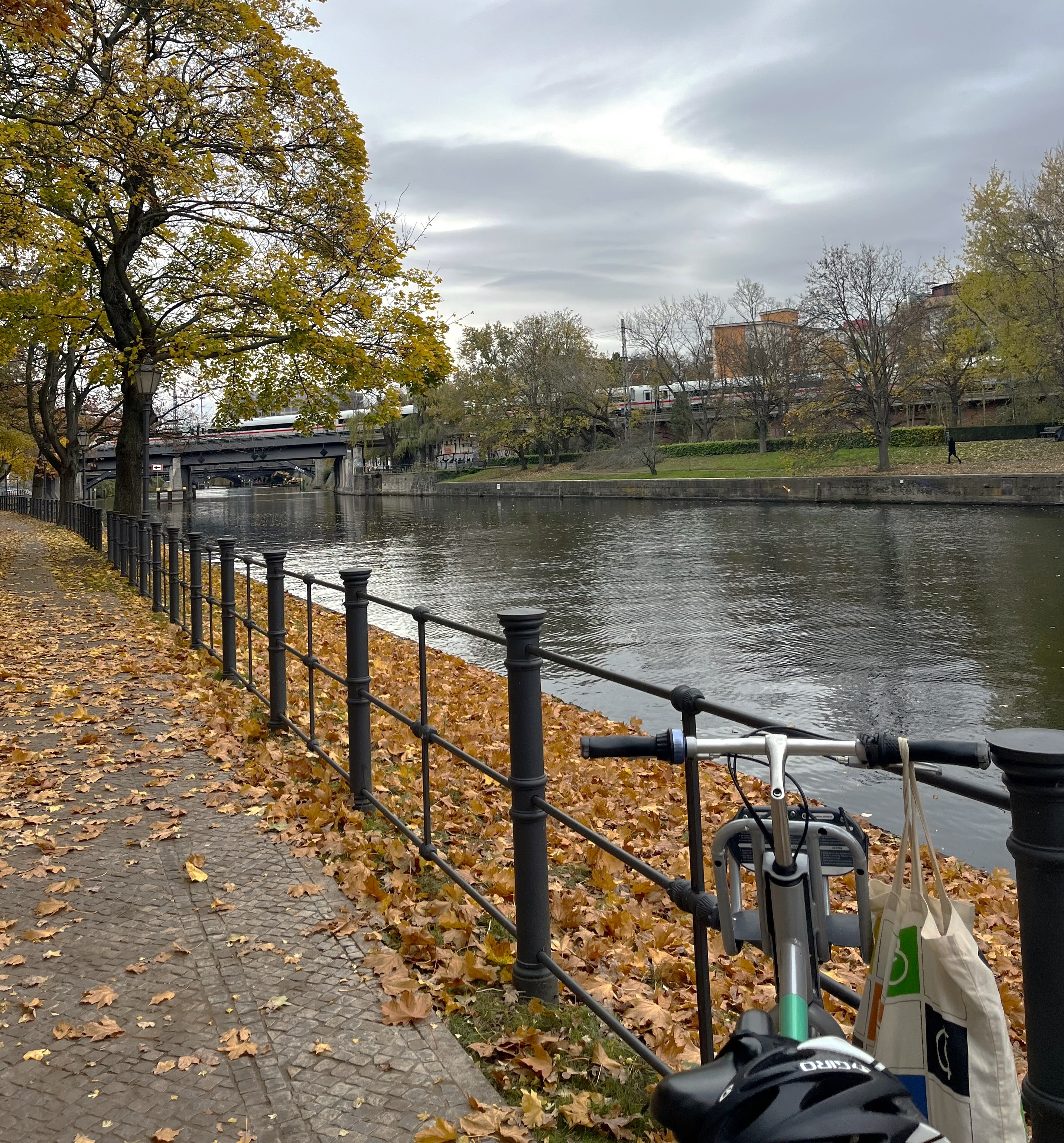 Ein Fahrrad ist an ein Geländer an der Spree gelehnt