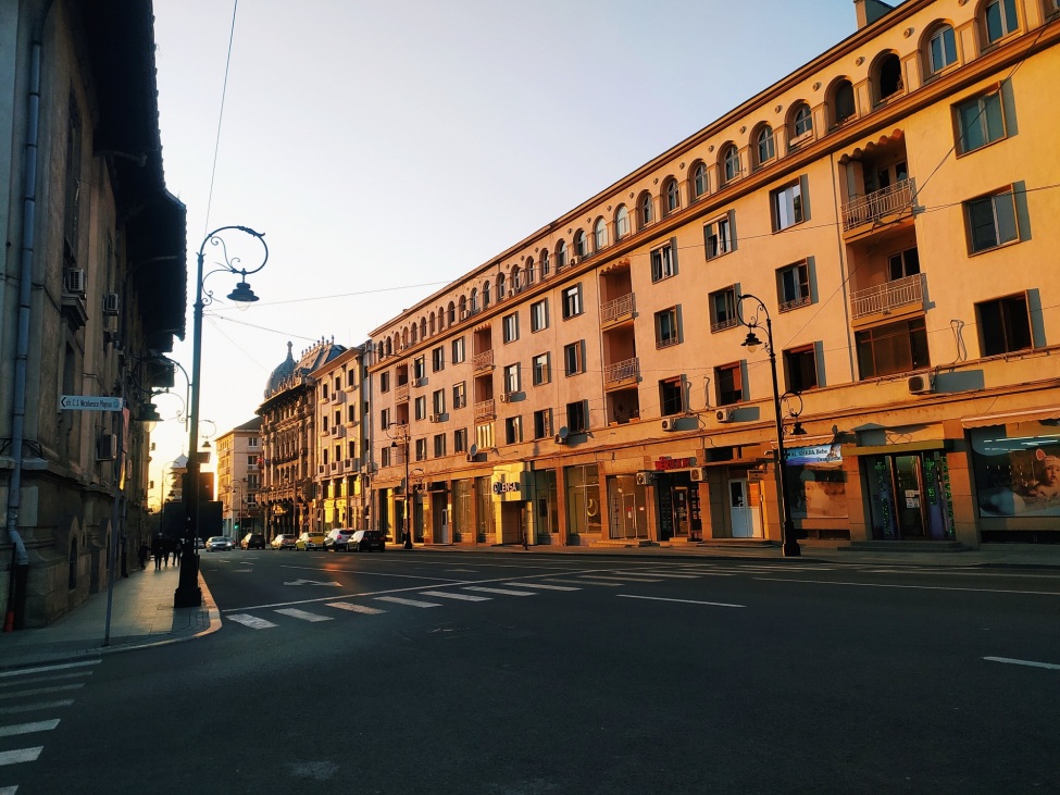 Eine sonnige Straße in Rumänien