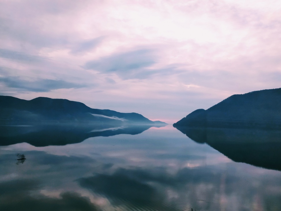 Stimmungsvolles Licht und Wolken über einem See