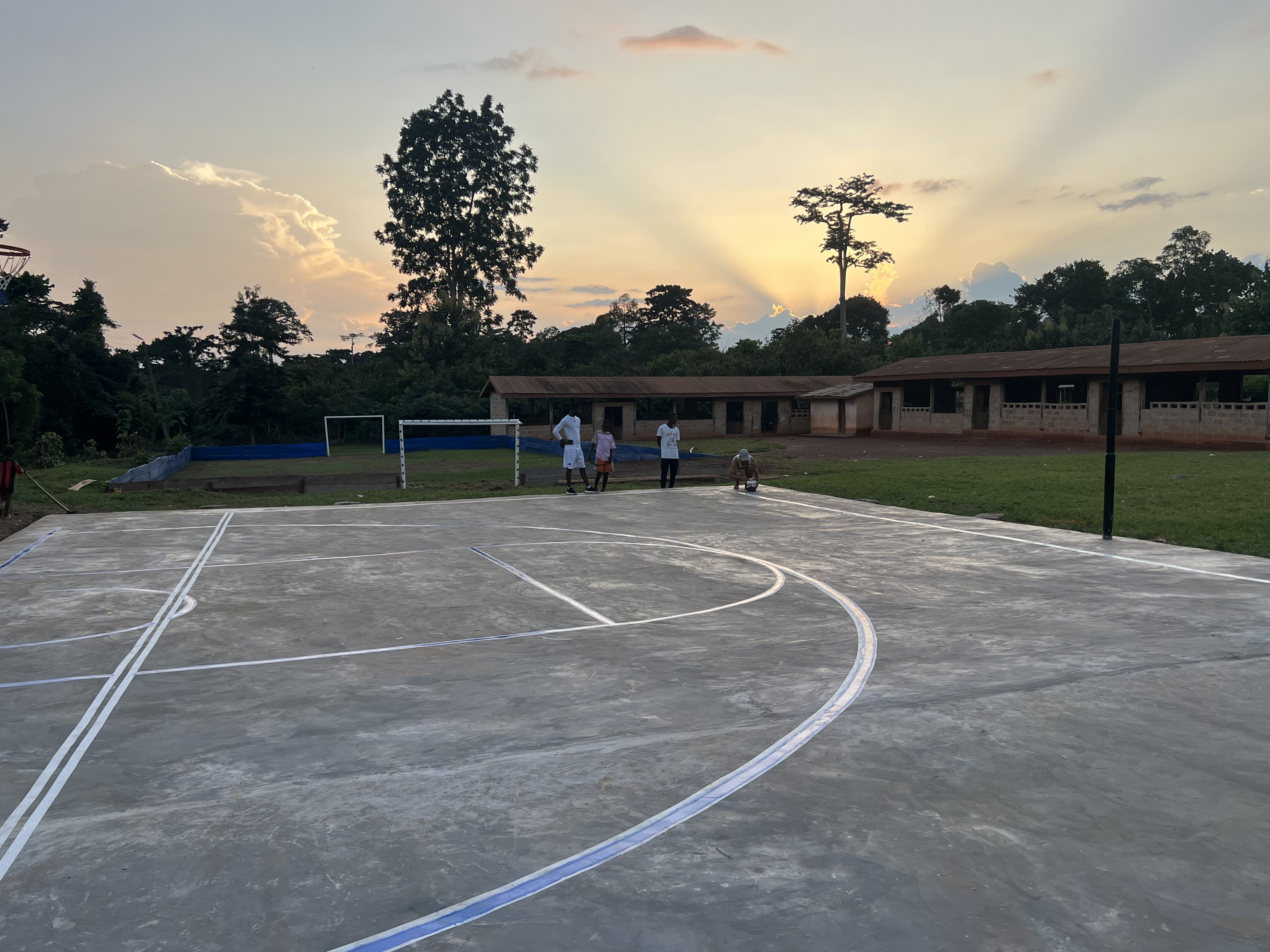 Ein Sportfeld draußen beim Sonnenaufgang