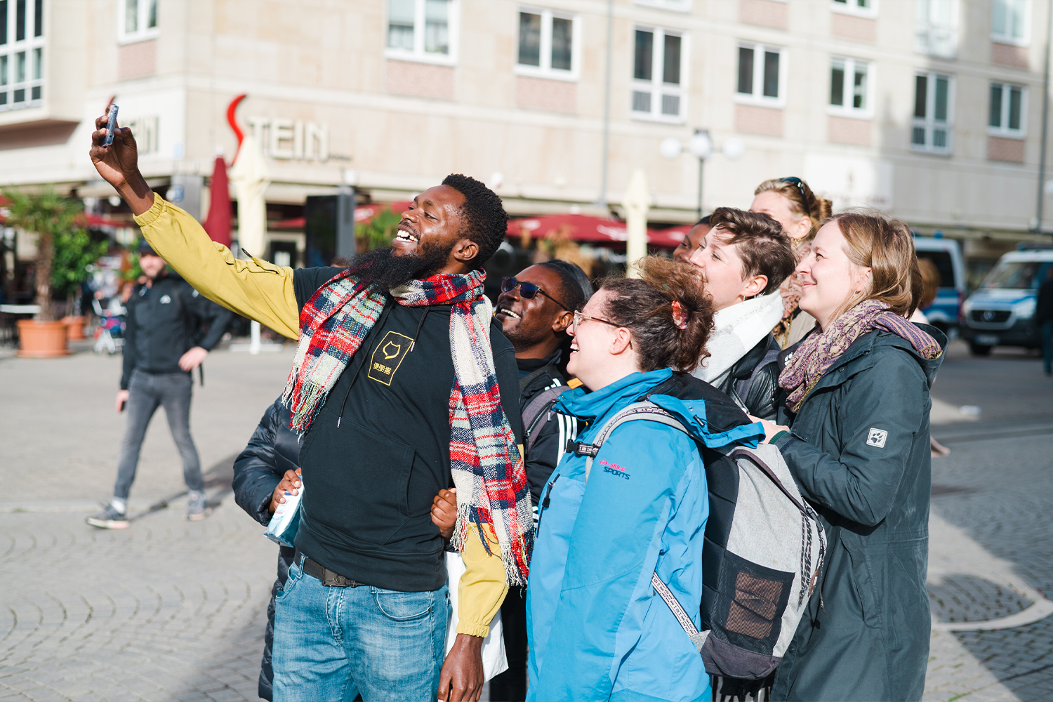 Selfie von fünf Teilnehmenden auf eiem Alumni-Treffen.