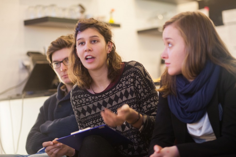 Menschen sprechen bei einem Workshop des Alumni-Vereins.