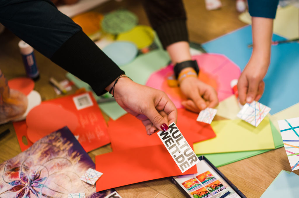 Seminararbeit mit verschiedenen Materialien wie Papier und Stickern.