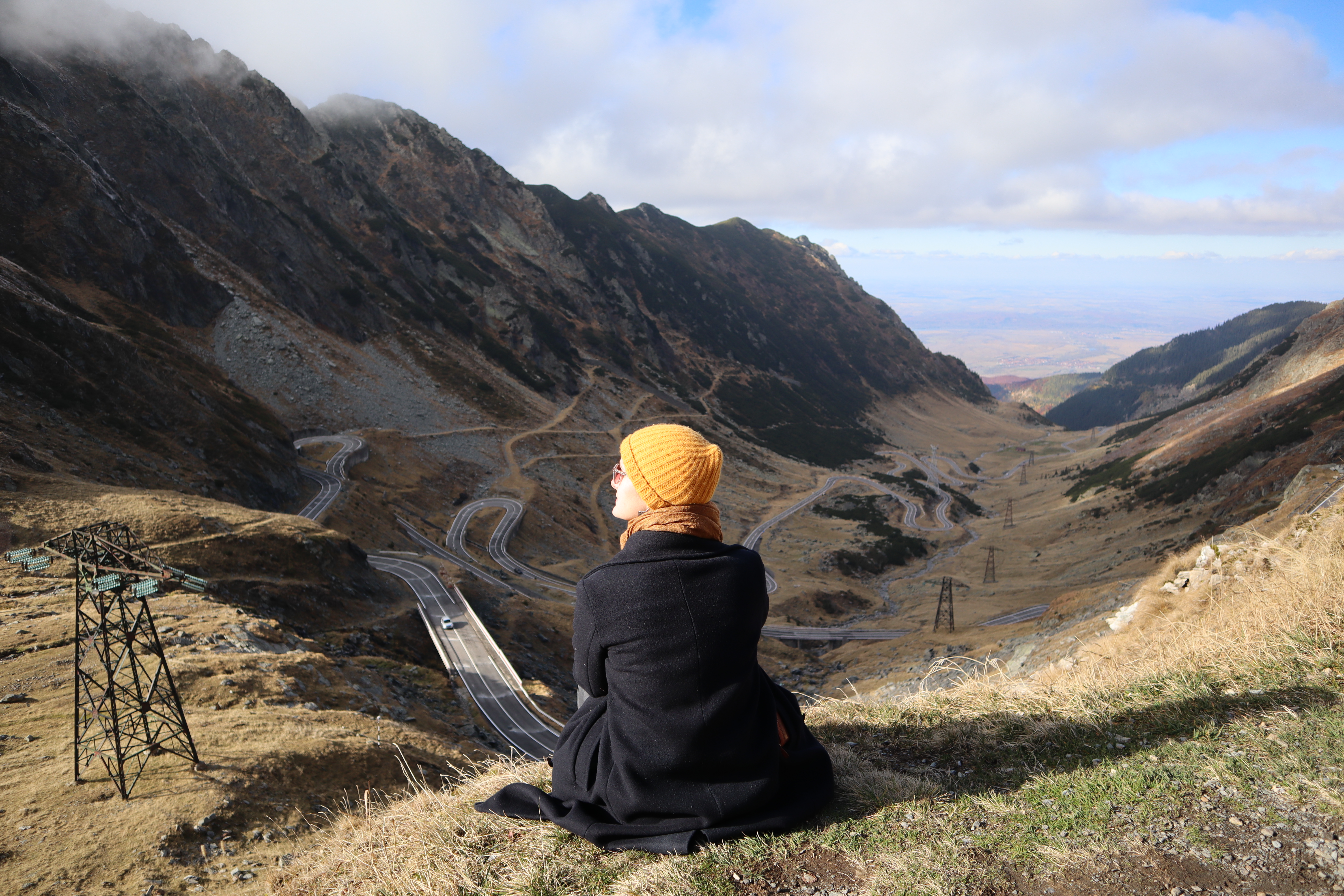 Angelique sitzt in einer bergigen Landschaft