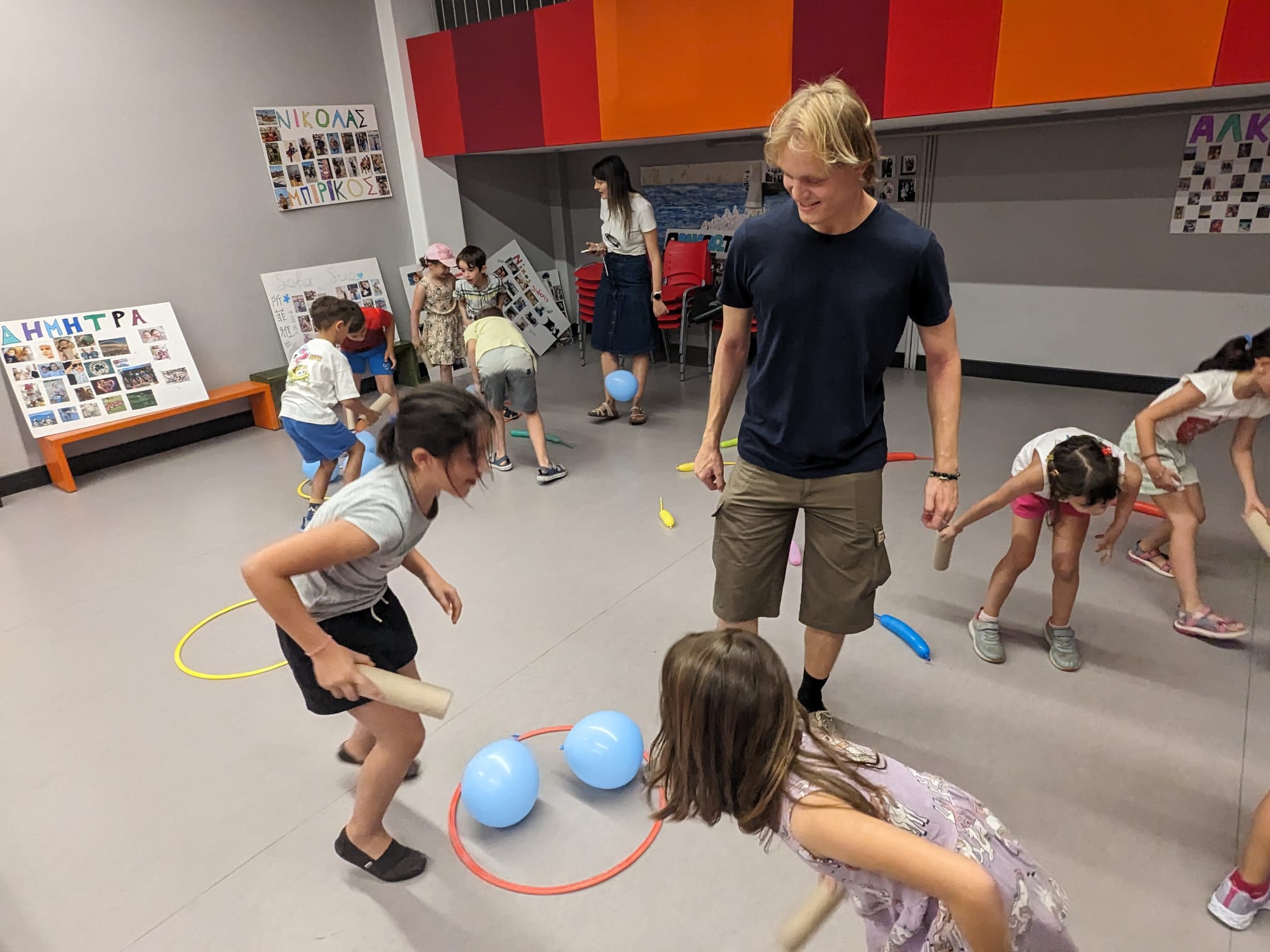 Antonio im Unterricht mit Kindern, die mit Reifen und Ballons spielen