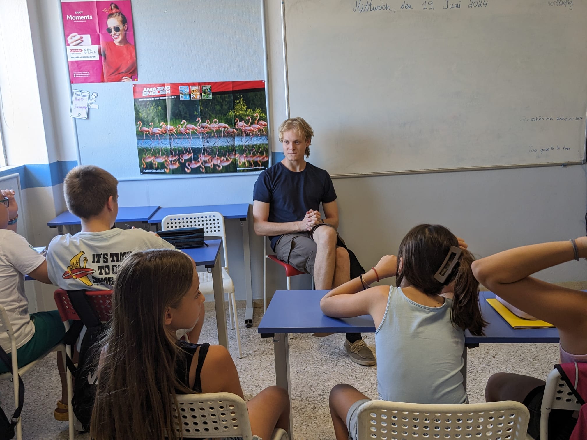 Antonio im Unterricht in einem Klassenzimmer