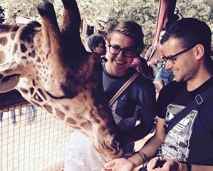 Inken und Chris mit einer Giraffe