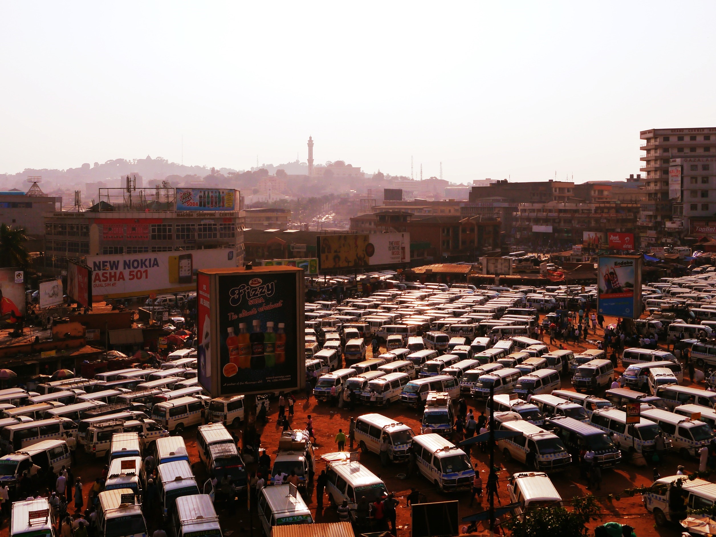 Ein Platz in Kampala voller Busse