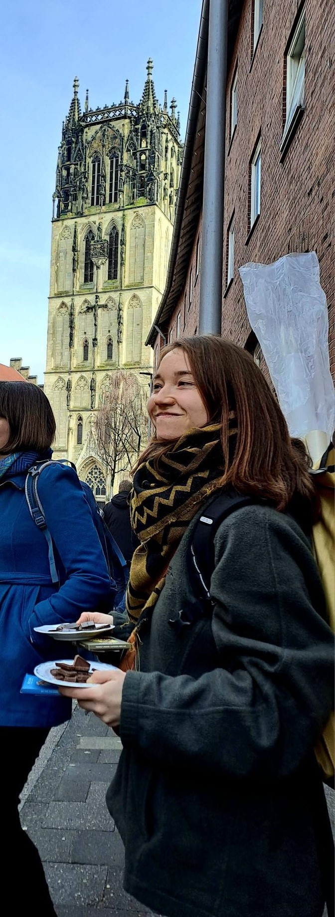 Porträtfoto von Alumna Mara Urich bei einem Stadtrundgang.