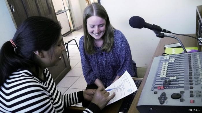 Saskia mit einer weiteren Person vor einem Radiomischpult