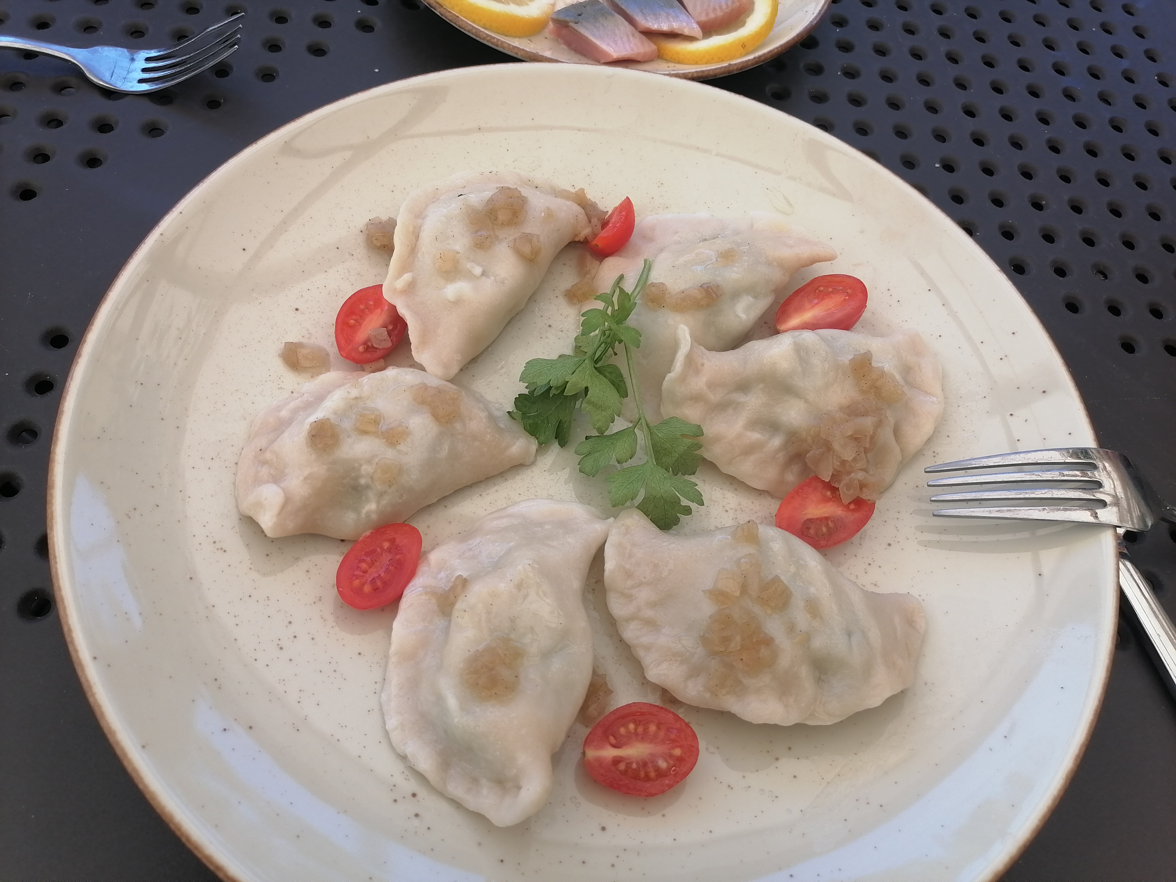 Ein Teller mit Pierogi.