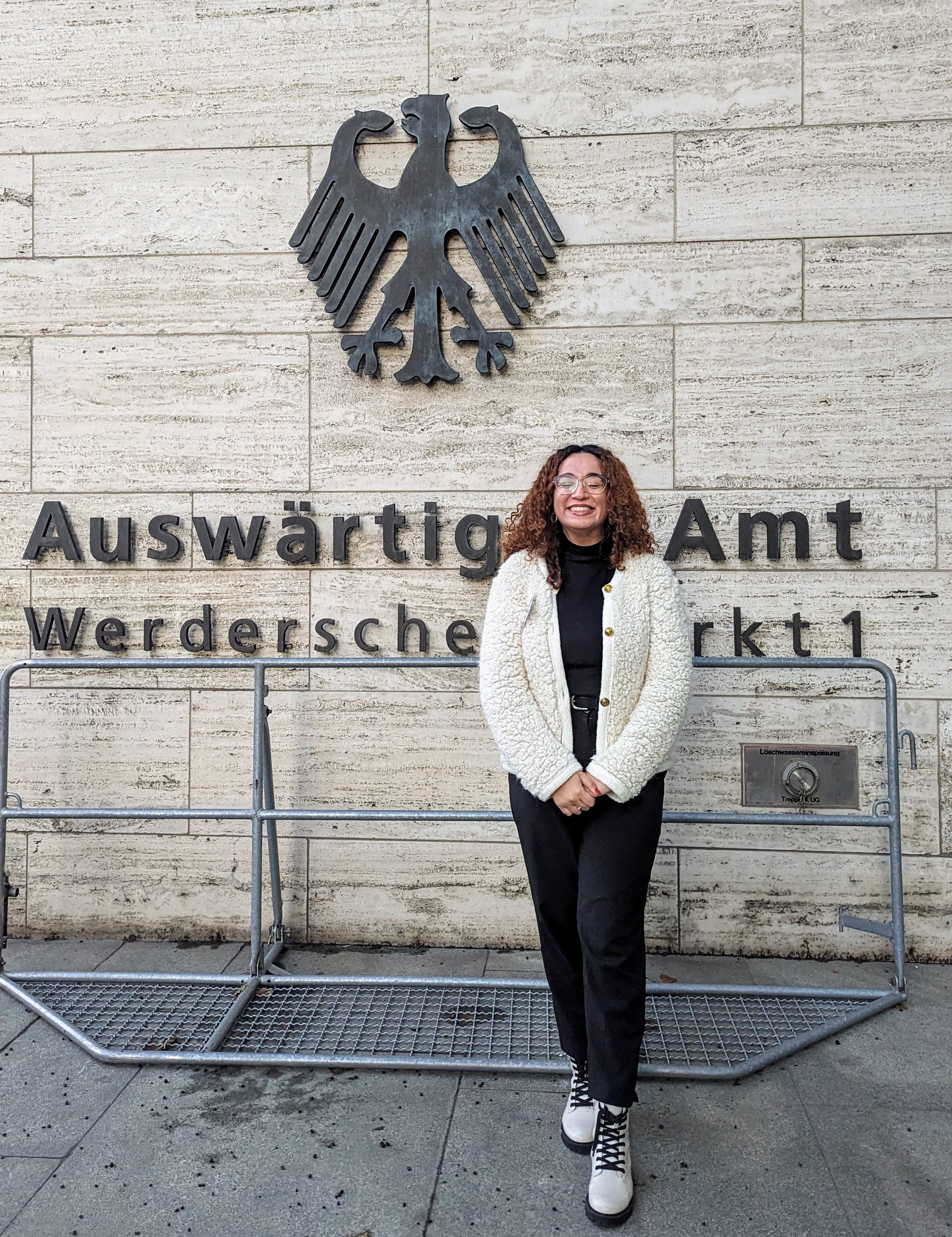 Oumaima vor dem Auswärtigen Amt in Berlin.