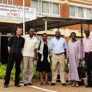 Linus mit einer Gruppe bei seinem Freiwilligendienst 2010 in UNESCO-Nationalkommission in Kigali 