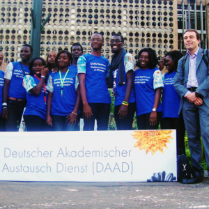 Ein Foto von einer Gruppe in vorwiegend blauen T-Shirts mit der Aufschrift "DAAD Kamerun".