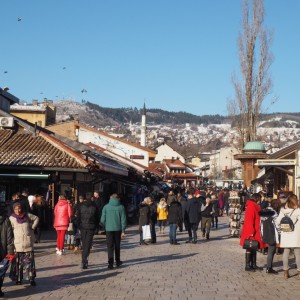 Ein Foto von einer Bergstadt.