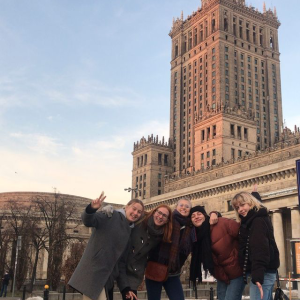 Ein Foto von einem Turm in einer Stadt.