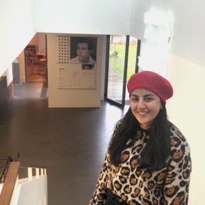 Ein Foto von einer Hospitantin aus Jordanien im Kleist Museum Frankfurt.