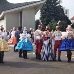 Ein Foto von Menschen in Trachten.