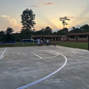 Ein Sportfeld draußen beim Sonnenaufgang