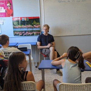 Antonio im Unterricht in einem Klassenzimmer